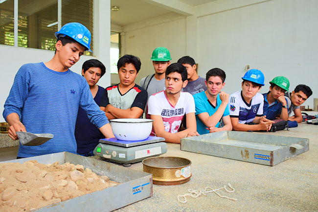 Estudiantes de Ingeniería Civil y Arquitectura